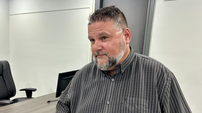 Paolo Fongemie est à l'intérieur lors d'une entrevue avec Radio-Canada.