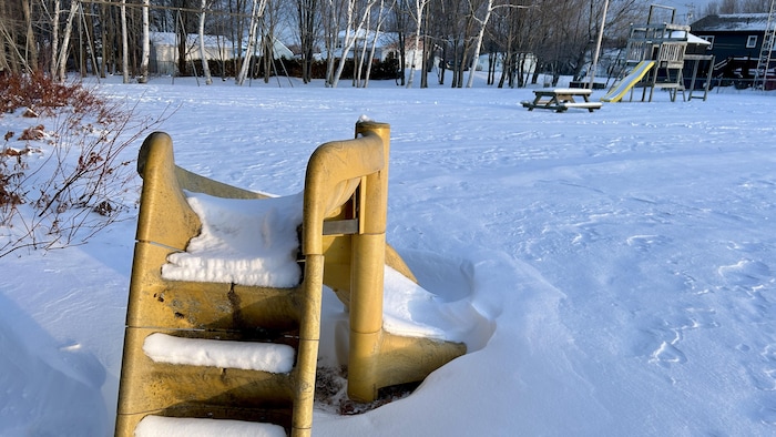 Une glissade, dans un parc, durant l'hiver.