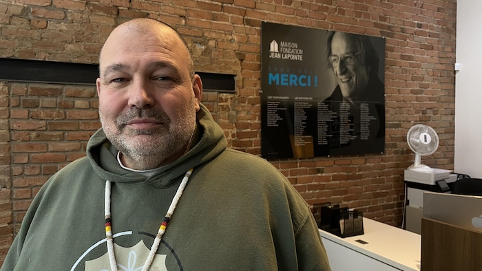 Patrick Allaire dans les bureaux de la Maison Jean Lapointe.