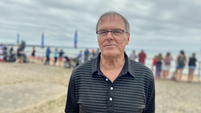 Paul Barriault porte des lunettes.