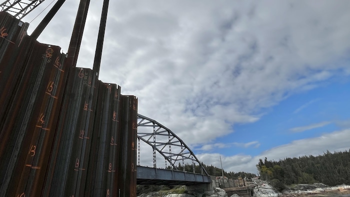 Un chantier de construction à côté d'un pont.