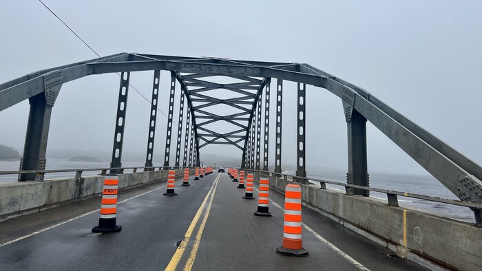Des cônes orange sont sur le pont Touzel.