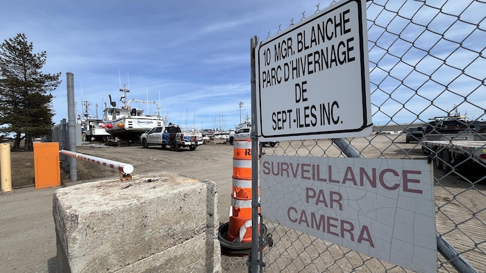 Des pancartes à l'entrée du parc d'hivernage de Sept-Îles.
