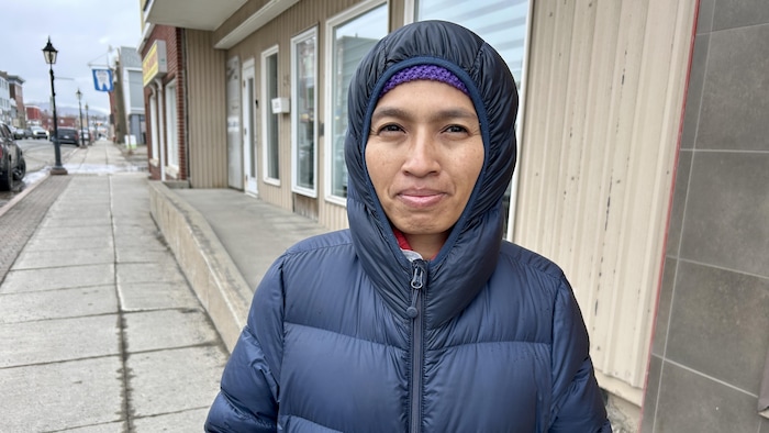 Rasoabako Noromandroso est à l'extérieur lors d'une entrevue avec Radio-Canada.