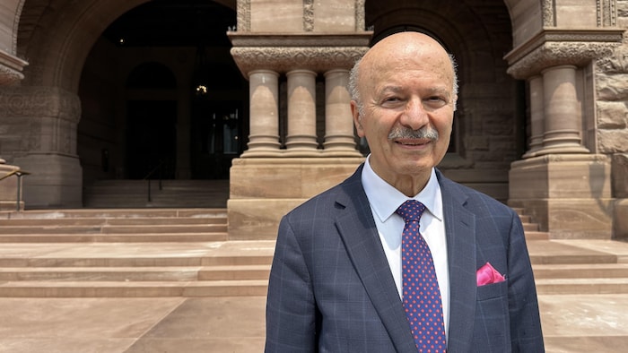 Reza Moridi devant Queen’s Park. 