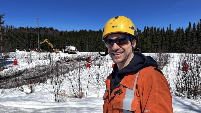 Richard Gagnon près d'une ligne d'Hydro-Québec.