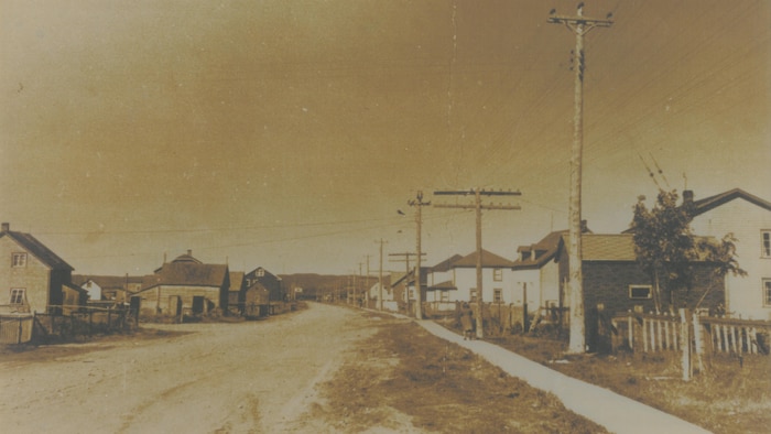 La rue Brochu ensablée dans les années 1940.