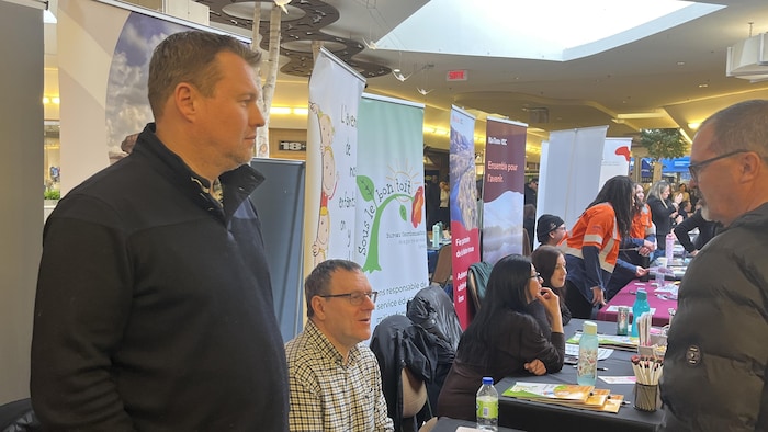 Frédéric Boisvert au Salon de l'emploi de Uashat mak Mani-utenam - Sept-Rivières.