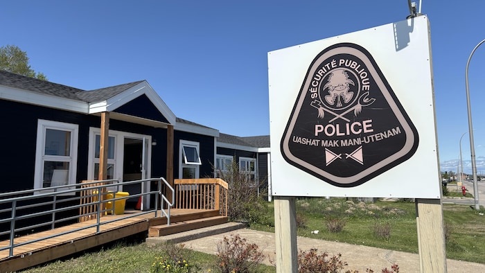 Un poste de police durant l'été.