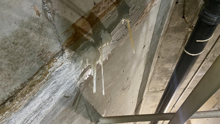 Des stalactites de chlores sous une piscine.