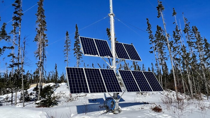 Des panneaux solaires durant l'hiver.