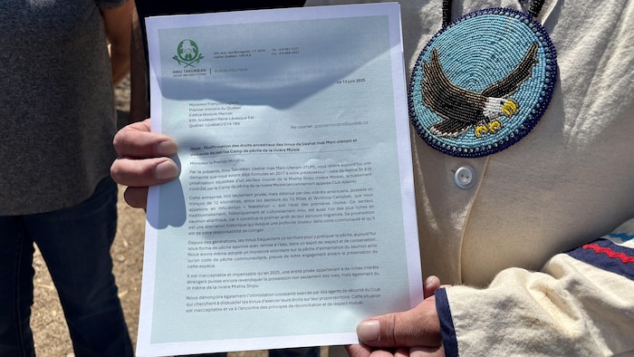 Une lettre imprimée dans les mains d'un chef autochtone.