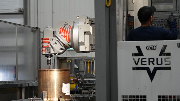 Une machine travaille à l'usine.