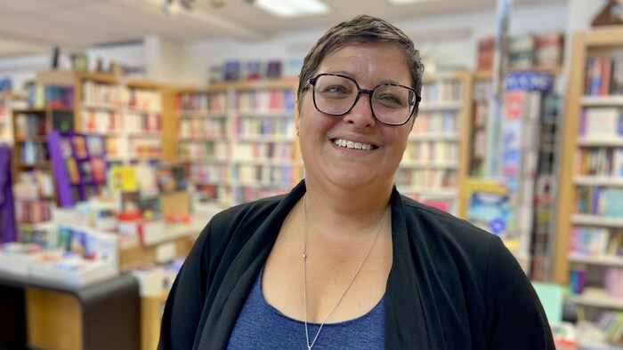 Valérie Morais est dans une librairie en entrevue avec Radio-Canada.