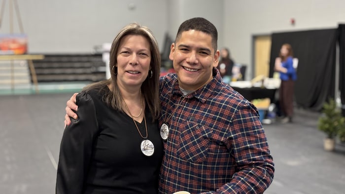 Vicky Lelièvre et Dan-Alexandre McKenzie sont dans un gymnase d'une école lors d'une entrevue avec Radio-Canada.