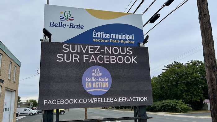 Une affiche devant l'hôtel de ville de Belle-Baie.