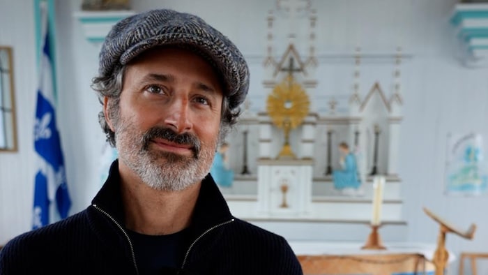 Louis-Jean Cormier dans une église.