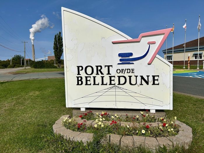Un panneau indiquant l'entrée du port de Belledune