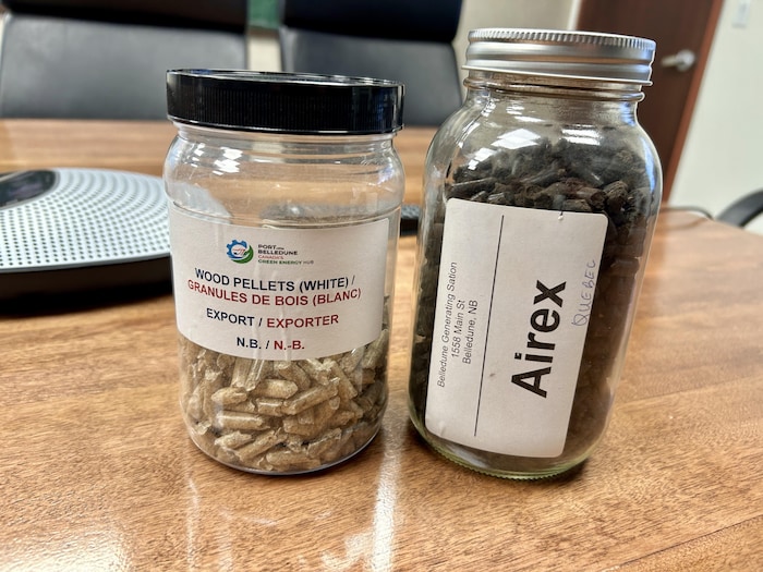 Des granules de biocharbon dans des bocaux.