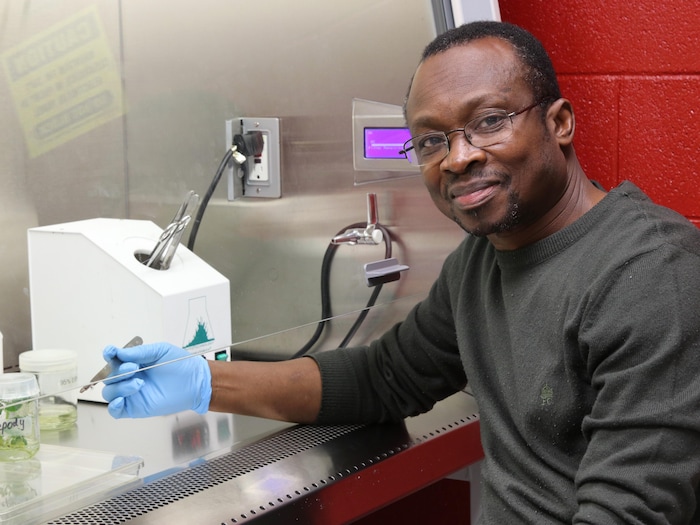 Bourlaye Fofana est devant des appareils scientifiques.