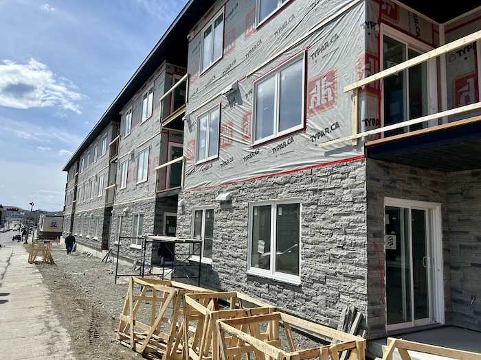 Un immeuble de trois étages en construction.