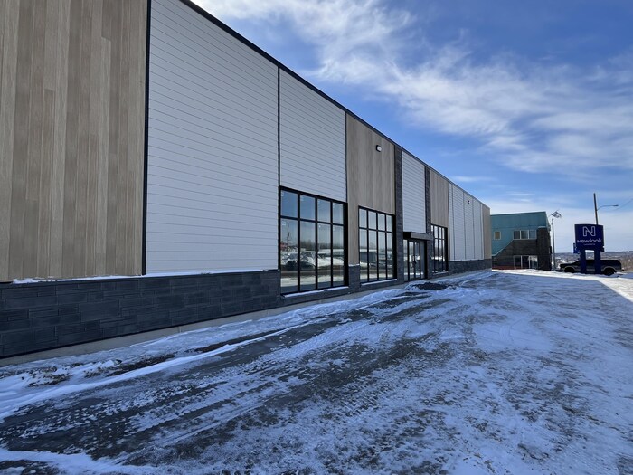La vitrine d'un bâtiment durant l'hiver.