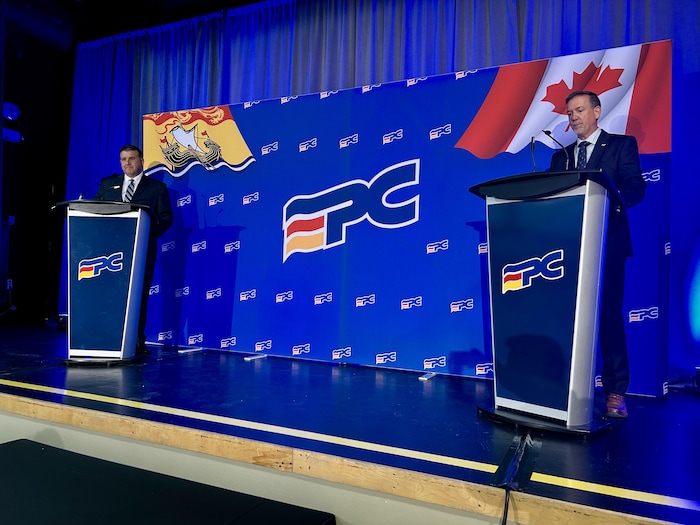 Daniel Allain et Don Monahan sont sur scène lors d'un débat politique.