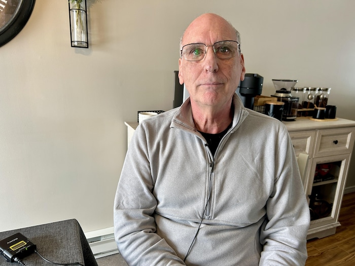 Marc Bouffard est à l'intérieur, lors d'une entrevue avec Radio-Canada.