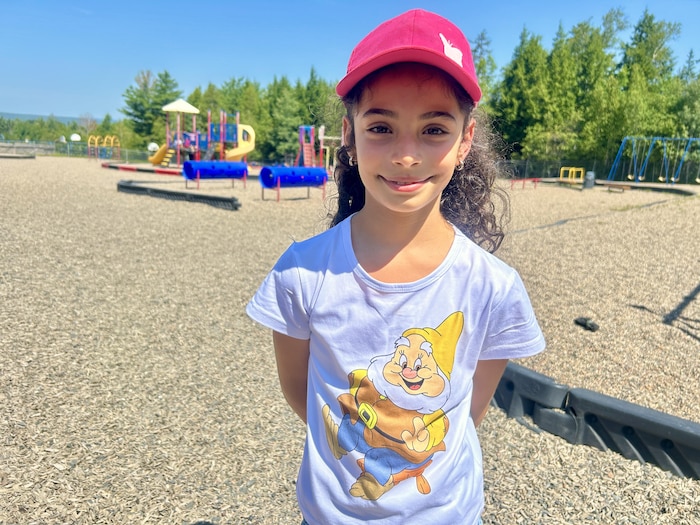 Ella Ben Othman devant un terrain de jeu.