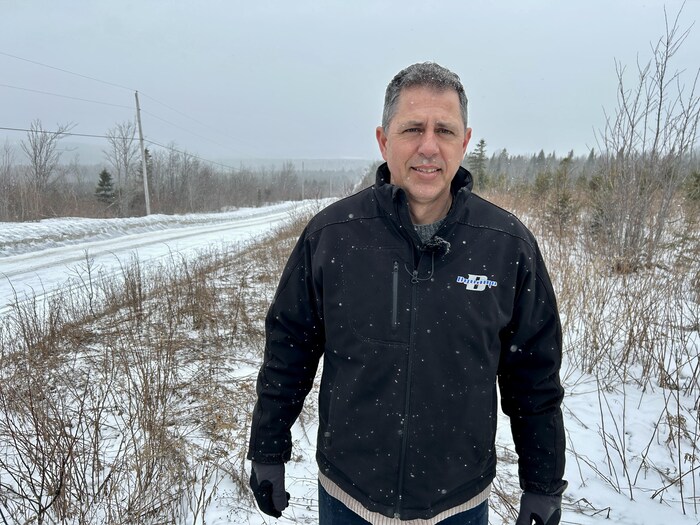Éric Gagnon est à l'extérieur, durant l'hiver, lors d'une entrevue avec Radio-Canada.