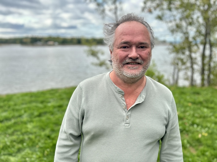 Gaétan Pelletier est à l'extérieur lors d'une entrevue avec Radio-Canada.