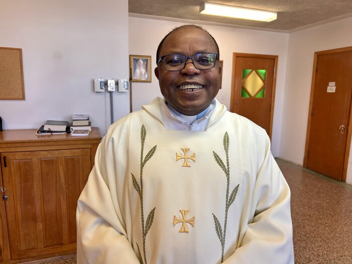 Gilbert Augustin Rasamimanana est à l'intérieur lors d'une entrevue avec Radio-Canada.