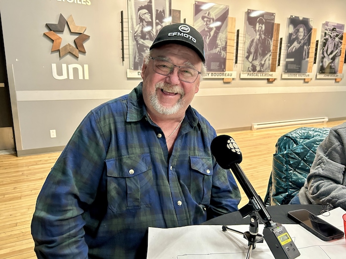 Jean Lévesque est à l'intérieur lors d'une entrevue avec Radio-Canada.