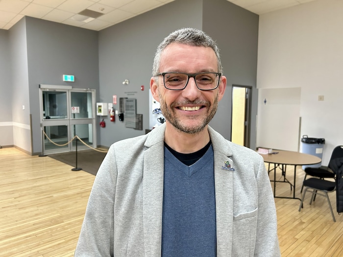 Joël Olivier est à l'intérieur lors d'une entrevue avec Radio-Canada.