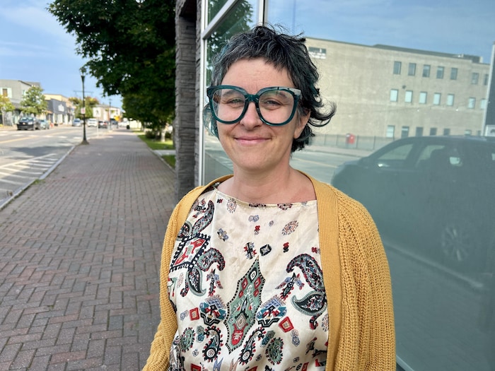 Johanne Parent est à l'extérieur lors d'une entrevue avec Radio-Canada. 