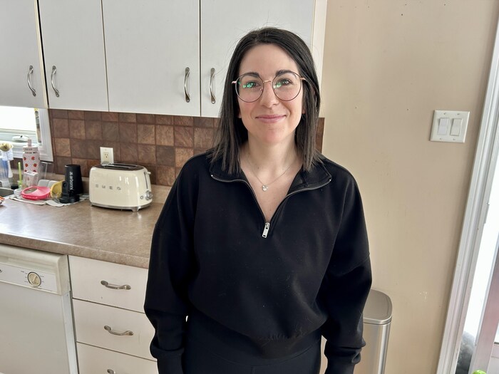 Karine Robichaud est à l'intérieur lors d'une entrevue avec Radio-Canada.