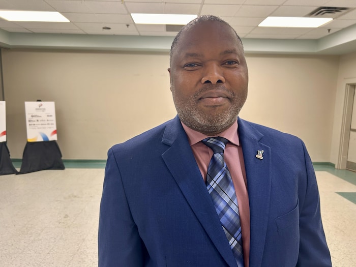 Kassim Doumbia est à l'intérieur lors d'une entrevue avec Radio-Canada.
