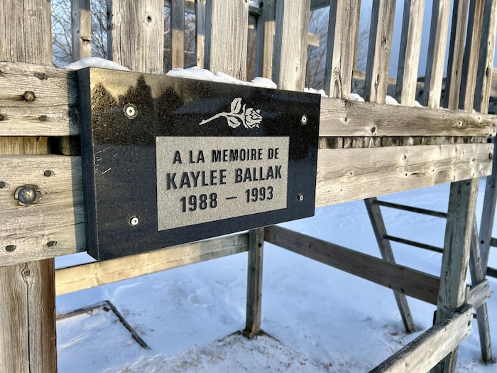 Une plaque en l'honneur de Kaylee Ballak.