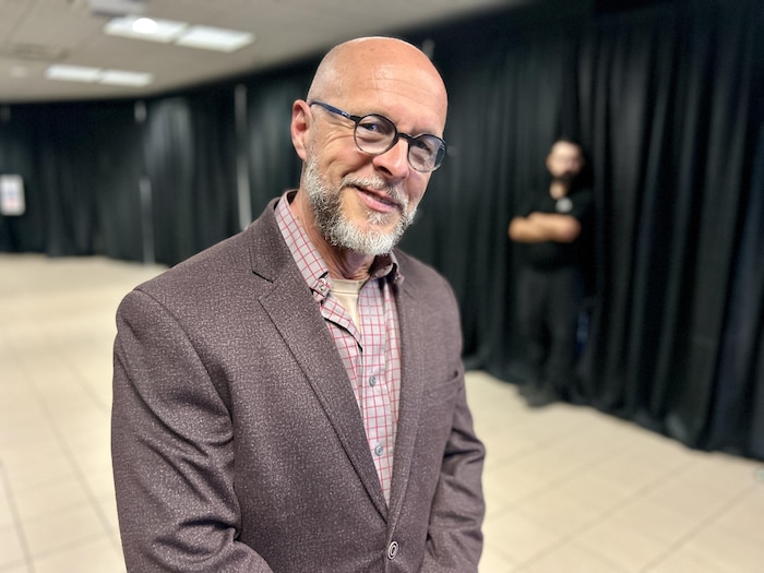 Michel Arseneau est à l'intérieur lors d'une entrevue avec Radio-Canada.