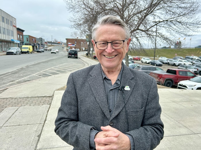 Michel Soucy est à l'extérieur lors d'une entrevue avec Radio-Canada.