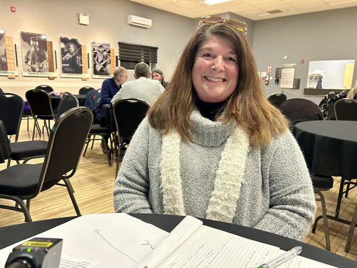 Nicolle Hébert est à l'intérieur lors d'une entrevue avec Radio-Canada.