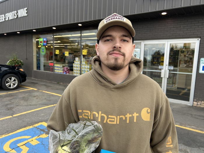 Owen Carrier est à l'extérieur devant un magasin, lors d'une entrevue avec Radio-Canada.