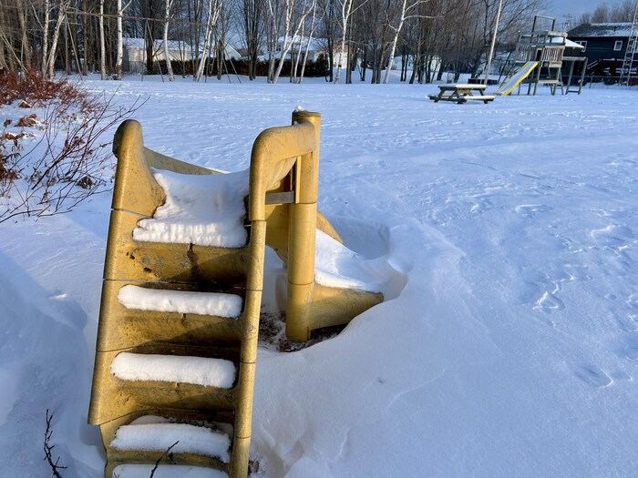 Une glissade, dans un parc, durant l'hiver.