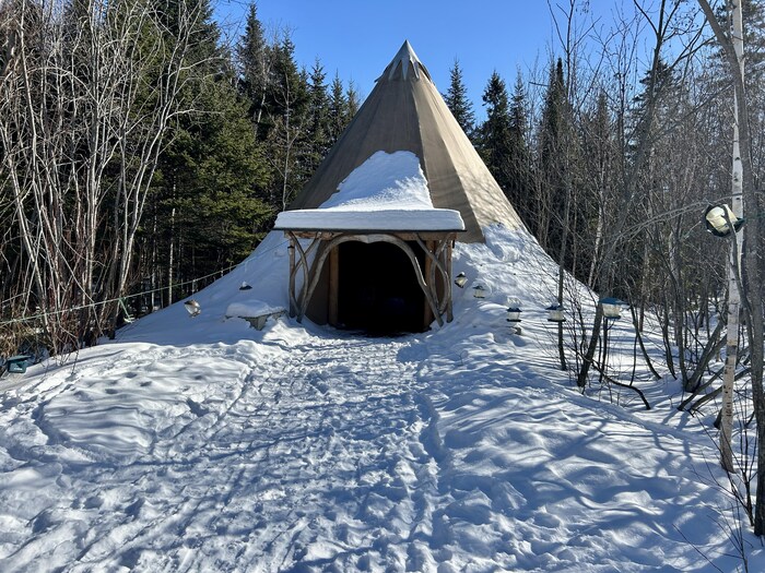 Un tipi à l'extérieur.