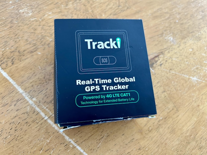 Une boîte qui contient un Tracki.
