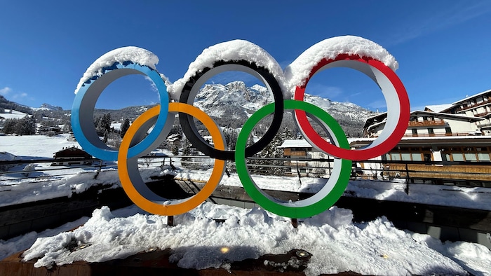 Les anneaux olympiques enneigés à Cortina.