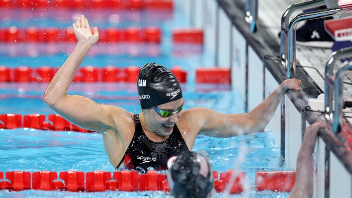 Aurélie Rivard célèbre dans la piscine