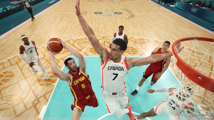 Duelo aéreo entre Canadá y España en la competición de baloncesto masculino en los Juegos Olímpicos de París.