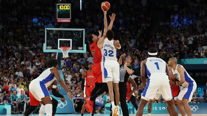 Apertura de un partido de baloncesto.