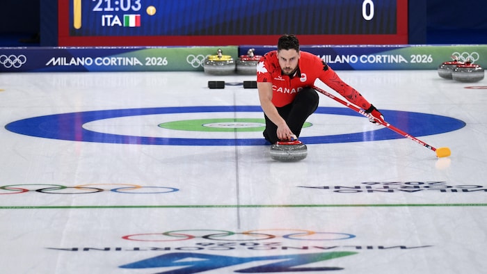 Brett Gallant lance une pierre.
